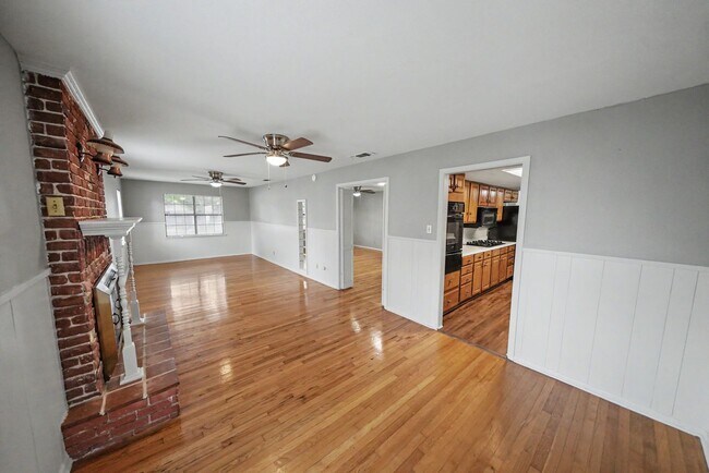 Building Photo - Classic Northeast San Antonio Gem with Two Living Areas - Realtor Commission: $500