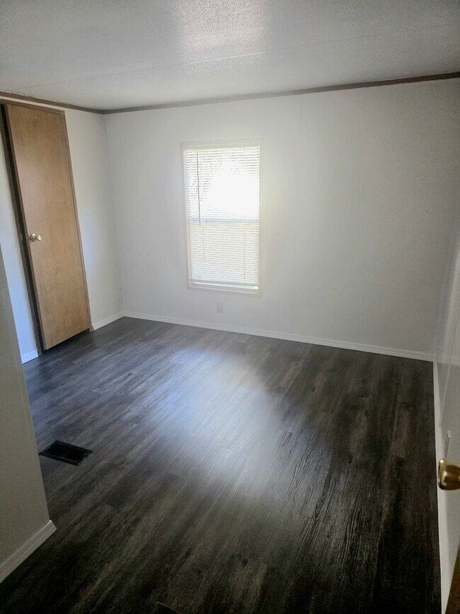 Building Photo - 2 bedroom 2 bathroom home for rent