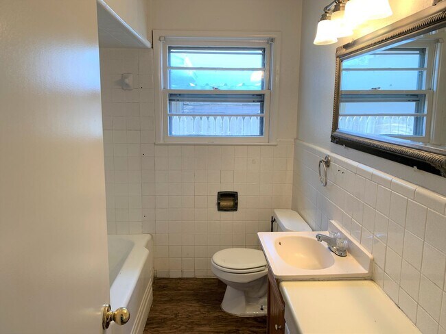 Building Photo - Pre-Leasing  3 Bed 1 Bath