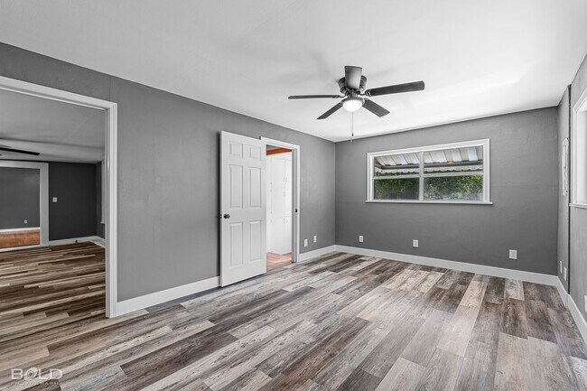 Building Photo - 1137 Schex Dr