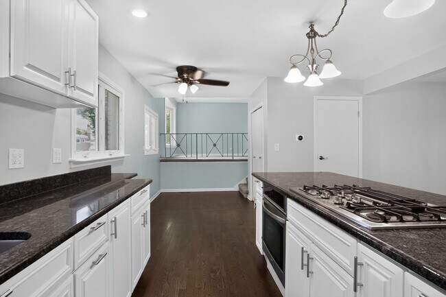 Building Photo - Spacious Stunning 3 BR House in Mount Prospect W/ Office/Playroom on Corner Lot