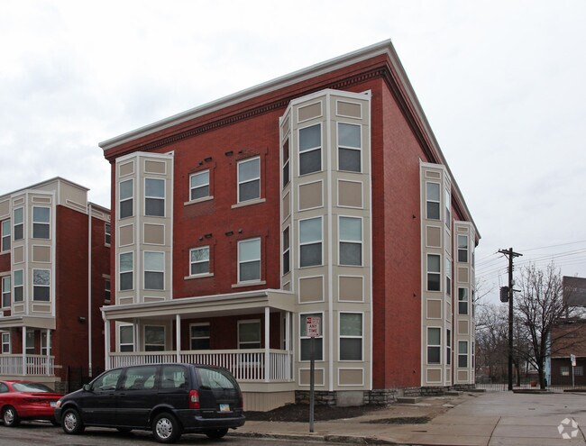 Primary Photo - 3326 Woodburn Ave