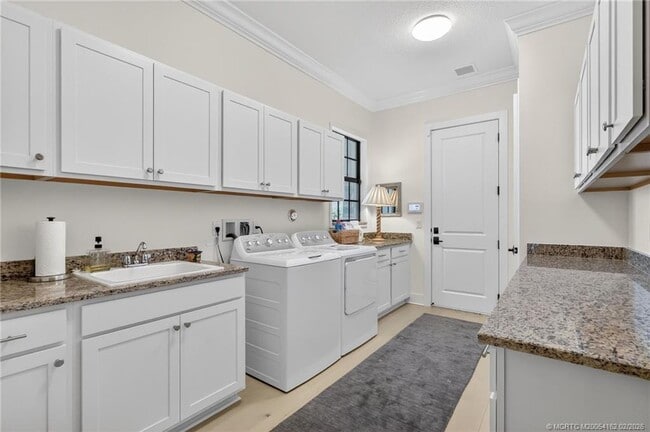 Building Photo - 5407 SW Pomegranate Way