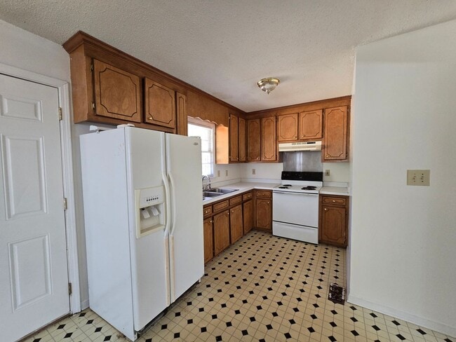 Building Photo - 1929 Crestview Dr