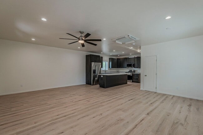 Building Photo - 1625 E 8th St