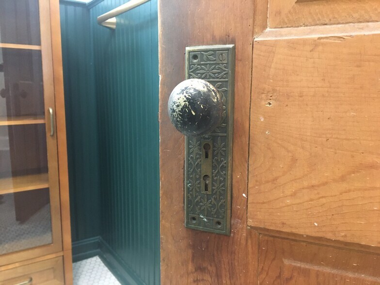 Building Photo - 213 Covington Ave