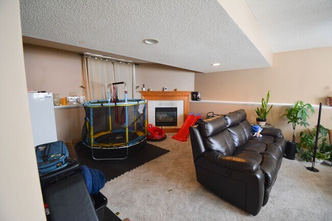 Building Photo - Spacious 4 bed 2 bath House For Rent