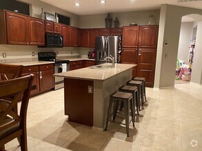 Building Photo - Upgraded and Spacious 5 Bed/3 Bath in Nort...