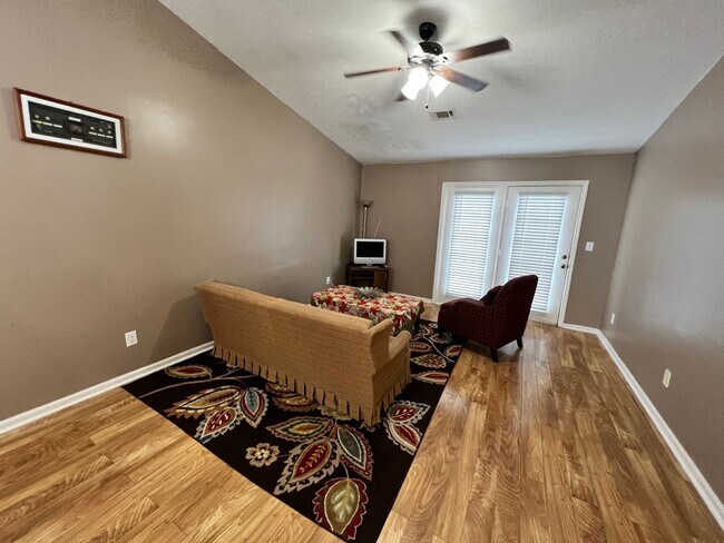 Building Photo - 129 Bennington Ln