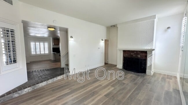 Building Photo - 819 W 15th St