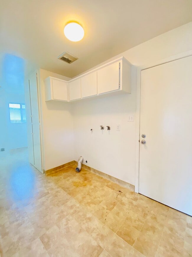 Building Photo - Cute Corner Lot!