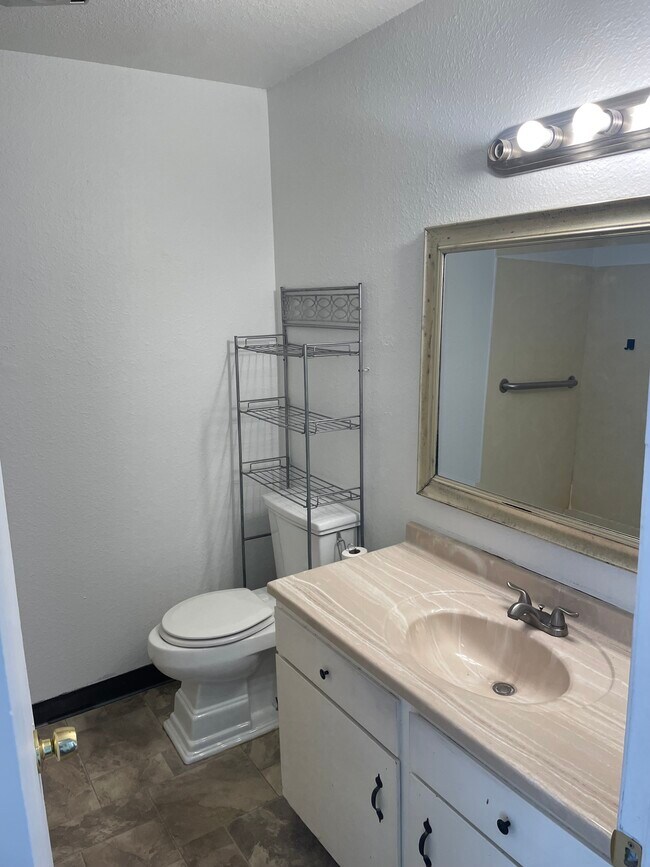 Building Photo - 1108 SW 5th St