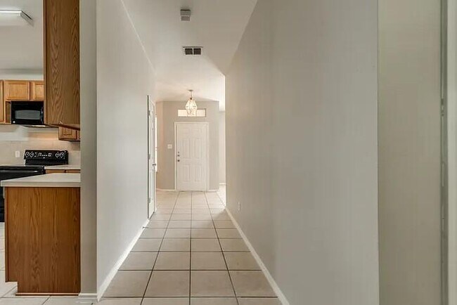 Building Photo - 210 Maplecrest Dr