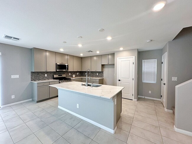 Building Photo - 4 BEDROOM + LOFT HOME IN GATED COMMUNITY