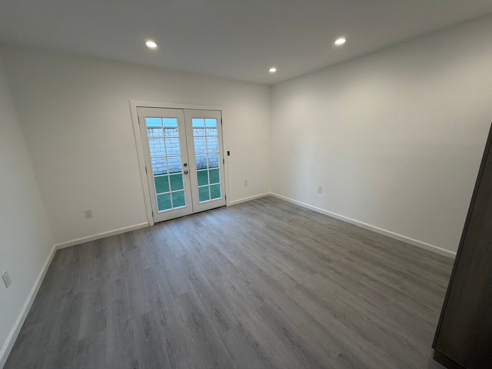 Building Photo - 6511 Clybourn Ave