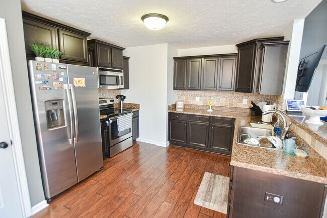 Building Photo - Pet Friendly Three Bedroom!