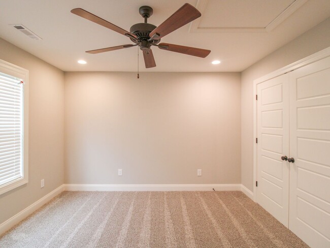 Building Photo - MOVE IN Special - 1st Month Rent FREE - Ca...