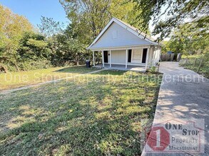 Building Photo - Spacious 3-bedroom, 2-bath house in Kansas...