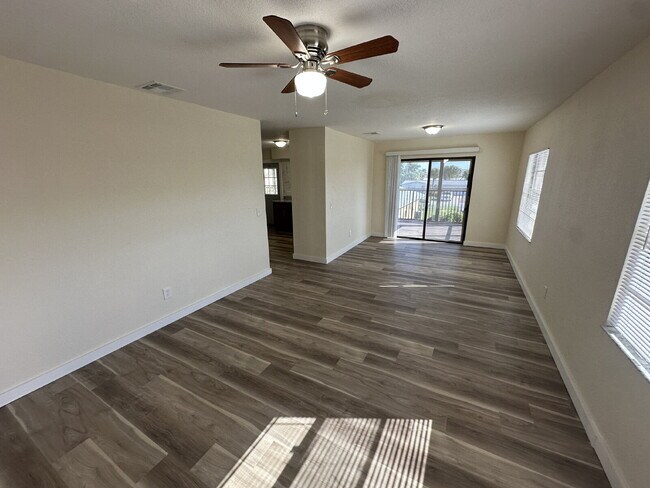 Building Photo - Beachside living!