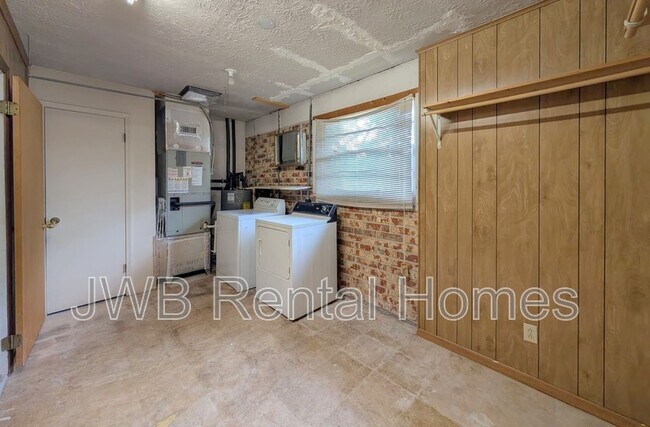 Building Photo - 1620 Bay Cir E