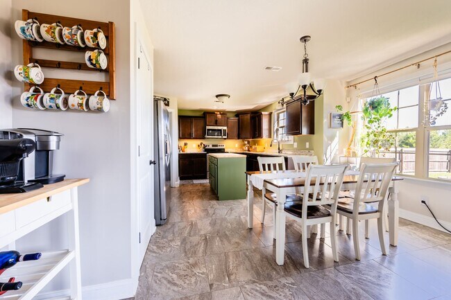 Building Photo - Pet Friendly Three Bedroom!