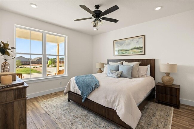 Building Photo - 802 S Creek St