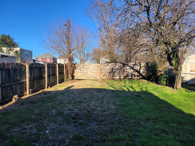 Building Photo - Remodeled rowhouse in Manchester