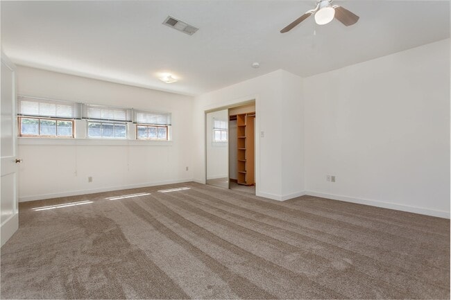Building Photo - 9025 San Fernando Way