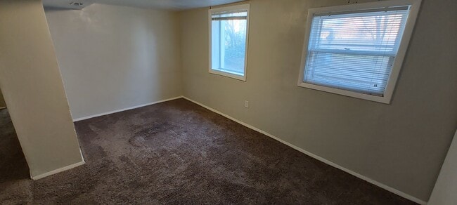 Building Photo - FANTASTIC Basement Unit!!!!