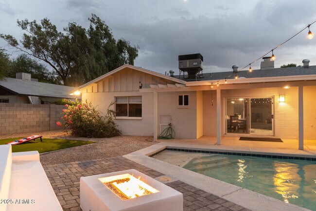 Building Photo - 2140 E Broadmor Dr