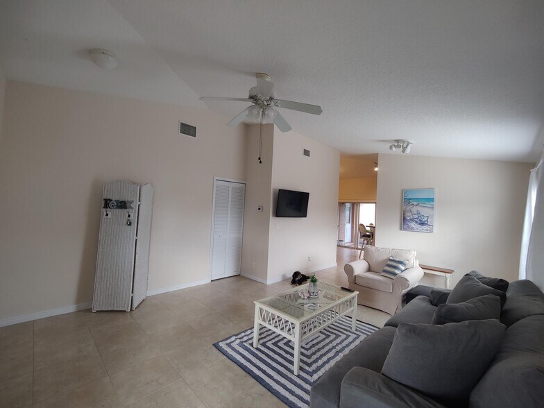 Building Photo - 5795 SE Mitzi Ln