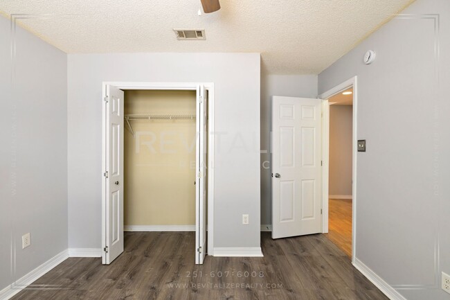 Building Photo - **Application Pending** Beautiful 3 Bed/2 ...