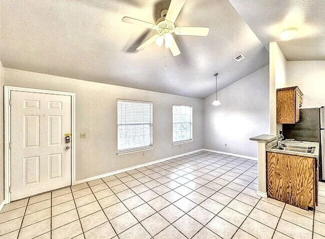 Building Photo - "Charming 1-Bedroom Haven in San Marcos – Cozy 651 sq ft Retreat on Burleson Street!"