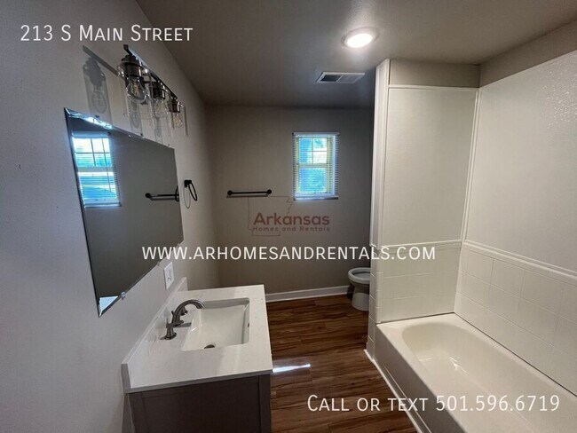 Building Photo - 213 S Main St