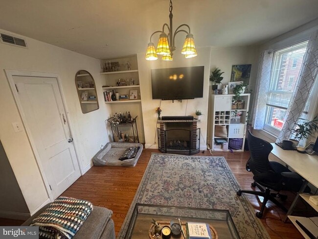 Building Photo - 1943 Waverly St