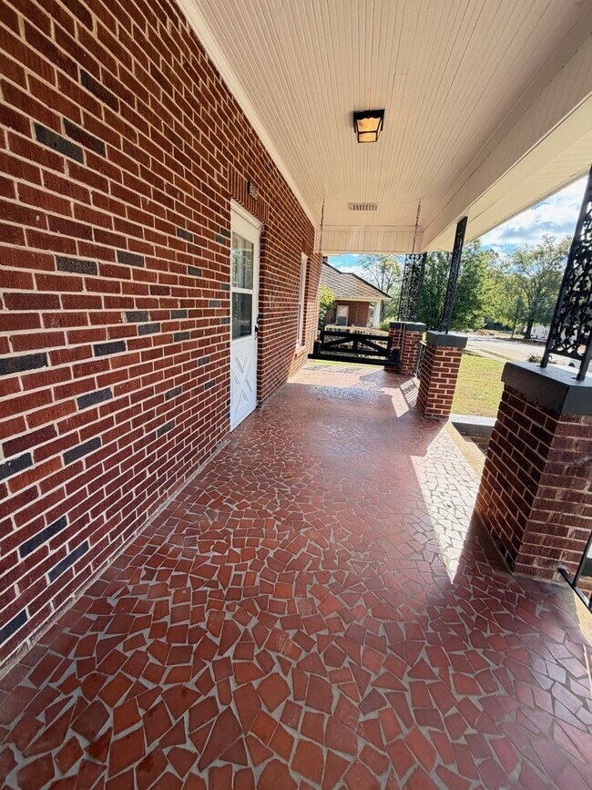 Building Photo - 205 Saluda St