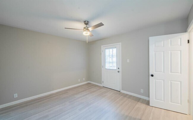 Building Photo - 915 Sirocco Dr