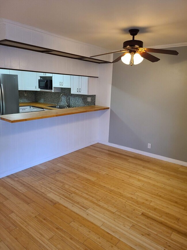 Building Photo - 1200