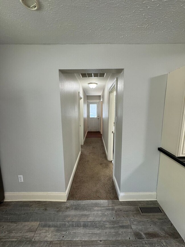 Building Photo - Duplex - Next to Drury University