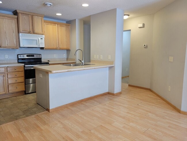 Building Photo - Middle Unit Townhouse