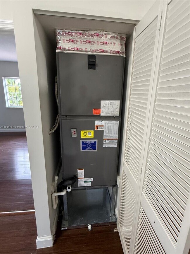 Building Photo - 4157 NE 14th St