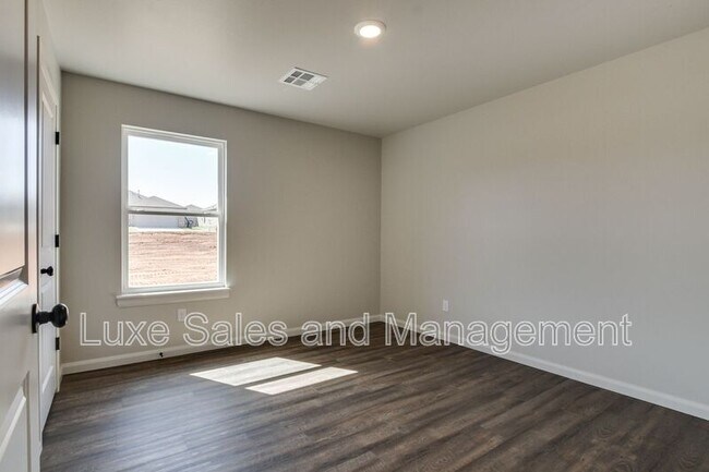 Building Photo - 400 Keiths Wy