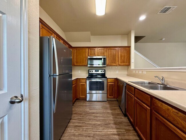 Building Photo - 5807 Golf Bend