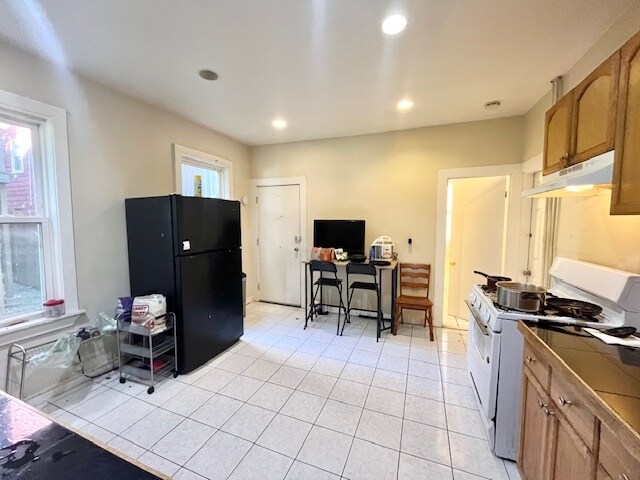 Building Photo - 21 Bucknam St