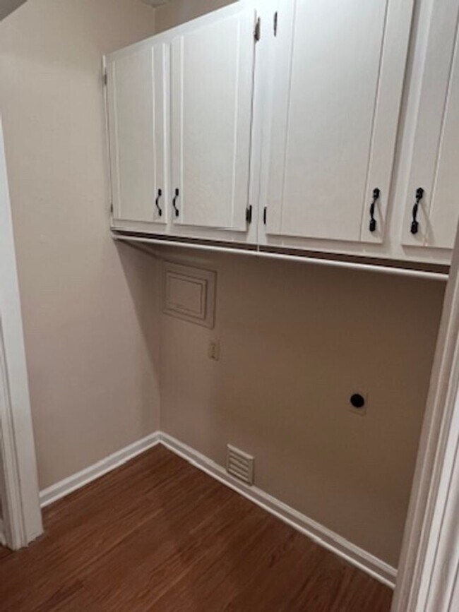 Building Photo - 3BR/2.5BA Two Story Available Now!