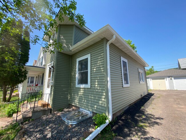 Building Photo - AVAILABLE JULY 1ST 3 Bedroom2 Bathroom + Office