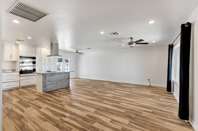 Building Photo - Old Town Remodeled Four Bedroom!