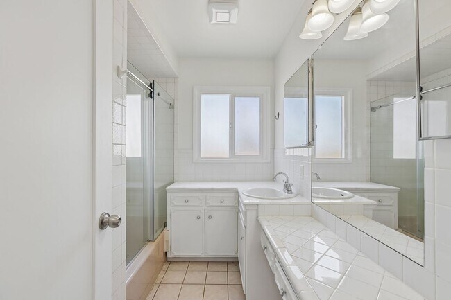 Building Photo - 3Bd/2ba Home w/parking in Santa Monica