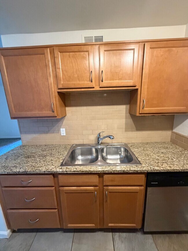Building Photo - Great 1 bedroom 1 bath 2nd floor unit