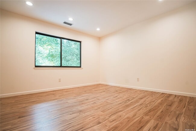 Building Photo - 30 Club Dr S